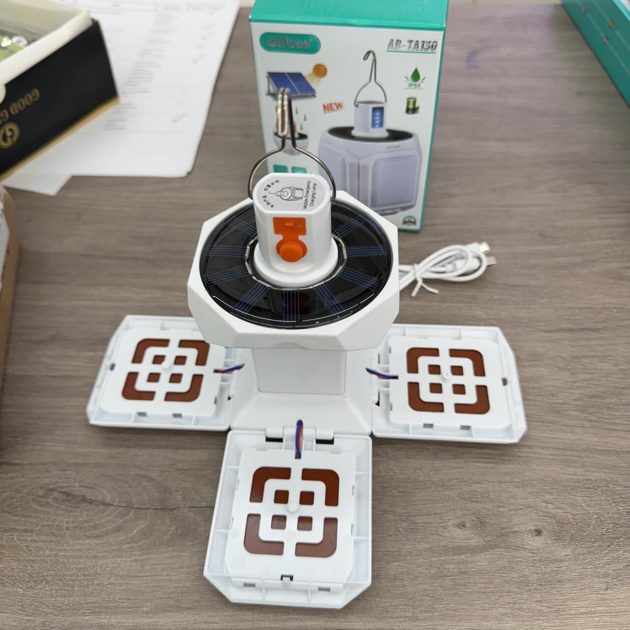 Lámpara solar desplegable y recargable