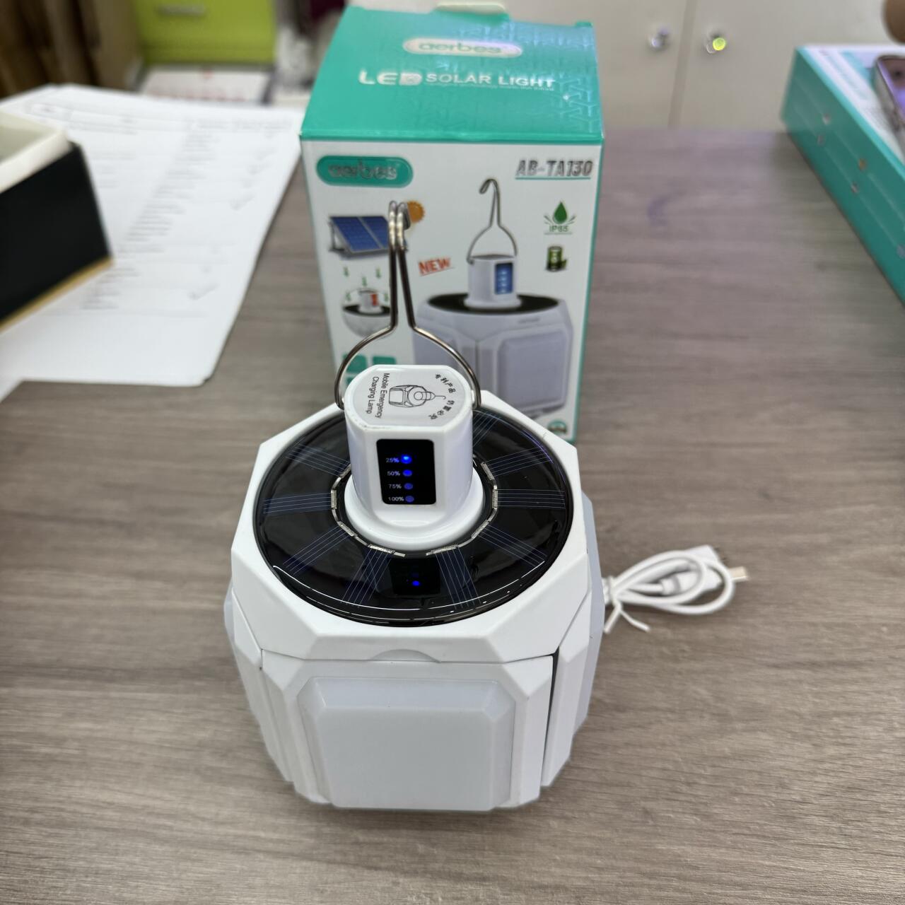 Lámpara solar desplegable y recargable